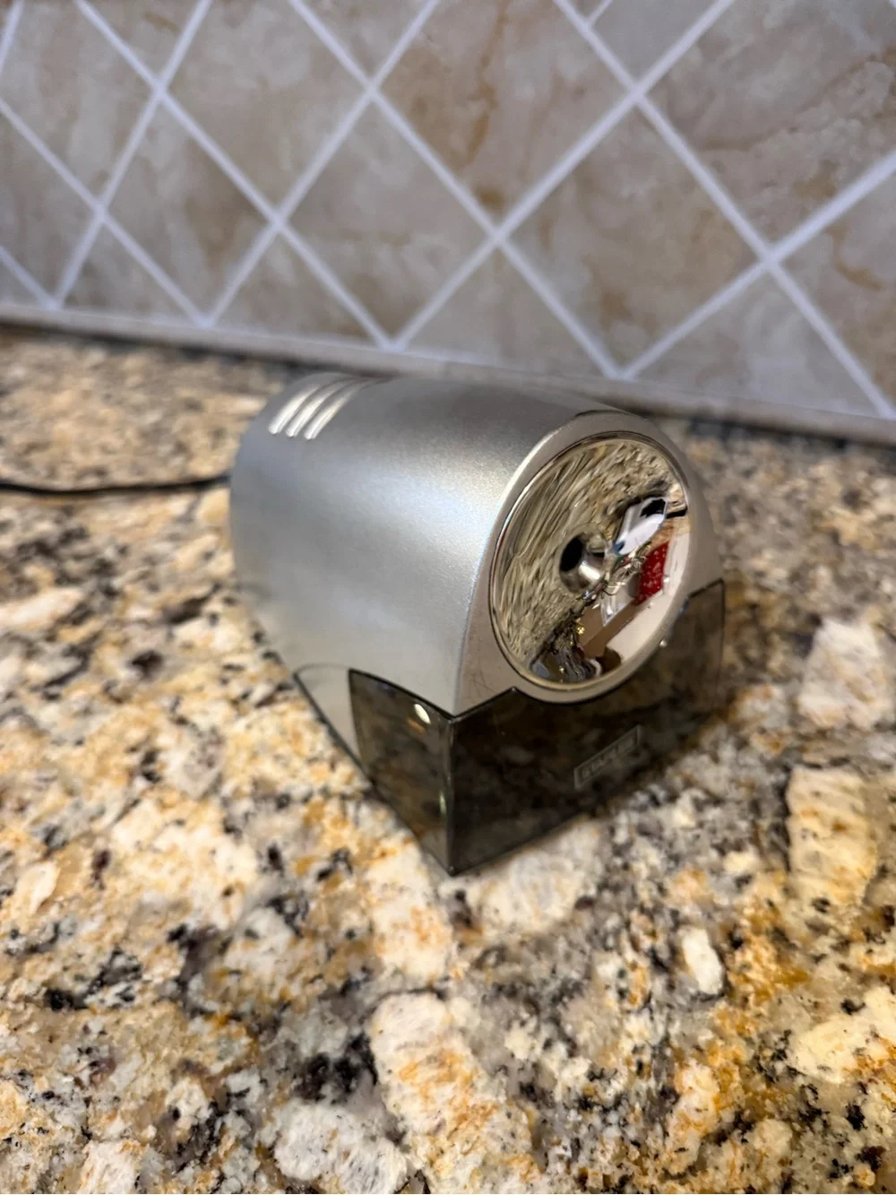 Staples Model 21835 Electric Pencil Sharpener, great condition, tested and works